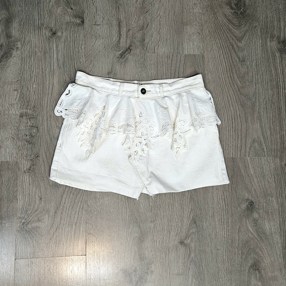Upcycled White Lace Skorts with Scalloped Trim - Picture 4 of 9